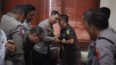 Hari Adhyaksa Ke-81, Kapolres Bulukumba Beri Kejutan Bawa Tumpeng ke Kejaksaan Negeri