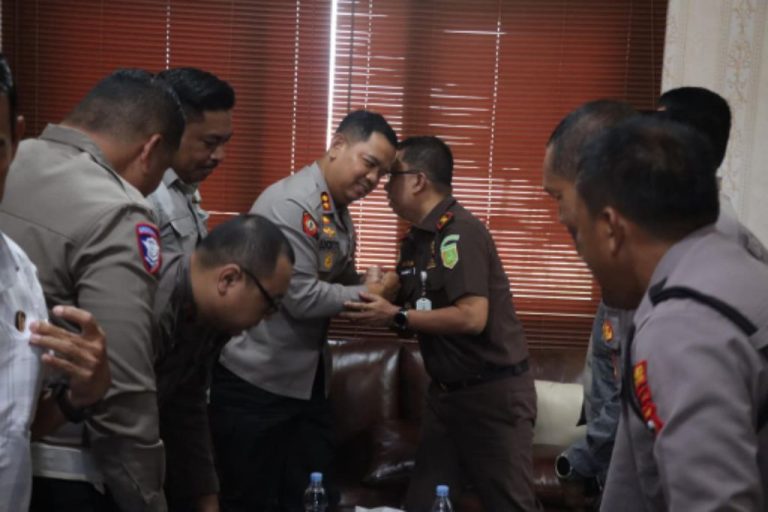 Hari Adhyaksa Ke-81, Kapolres Bulukumba Beri Kejutan Bawa Tumpeng ke Kejaksaan Negeri