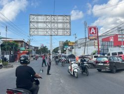 Personel Polres Bulukumba dan Polsek Jajaran Turun Atur Lalu Lintas di Depan SPBU