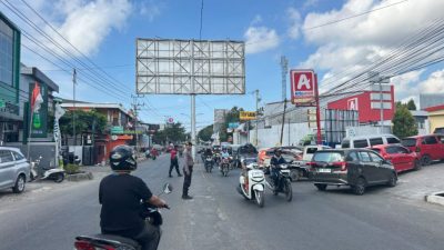 Personel Polres Bulukumba dan Polsek Jajaran Turun Atur Lalu Lintas di Depan SPBU