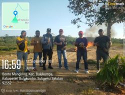 Polsek Bulukumpa Bongkar dan Bakar Arena Sabung Ayam di Bontomangiring